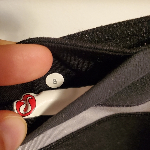 Lululemon Crop leggings. Wide leg. Heathered dark grey / charcoal. 17". Size 8. - Picture 5 of 8